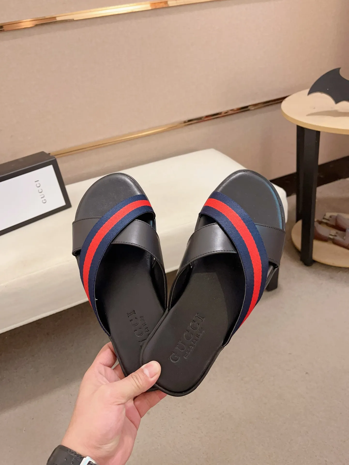 Men's shoes 💰: 240💰 [gucci Gucci slippers] High-end men's shoes brand official website 1:1 latest masterpiece: original mold customization, the fabric is made of imported original materials, upgraded outsole, lighter and non-slip. The market's top quality, simple yet tasteful, a must-have for fashionistas, fashionable at your feet, full of confidence, the same style at the counter 👍The season of summer slippers is here. Code: 38-45